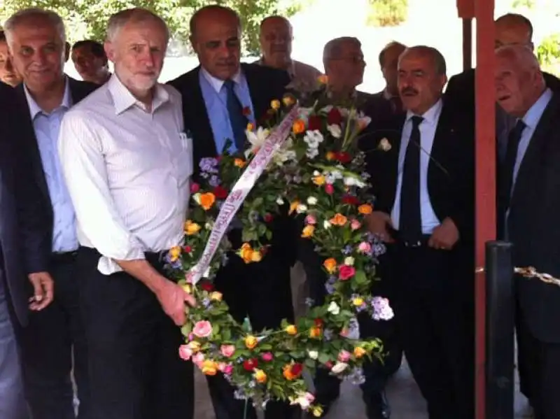 CORBYN POSA UNA CORONA DI FIORI VICINO ALLE TOMBE DEGLI IDEATORI DELLA STRAGE DI MONACO