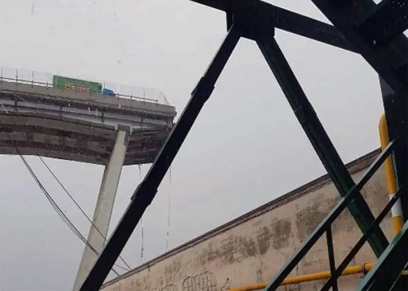 Crolla il ponte Morandi a Genova 