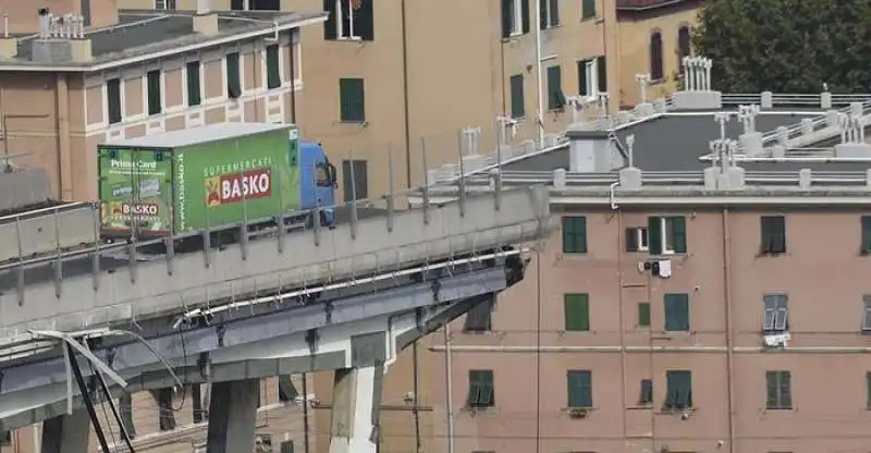 Crolla il ponte Morandi a Genova