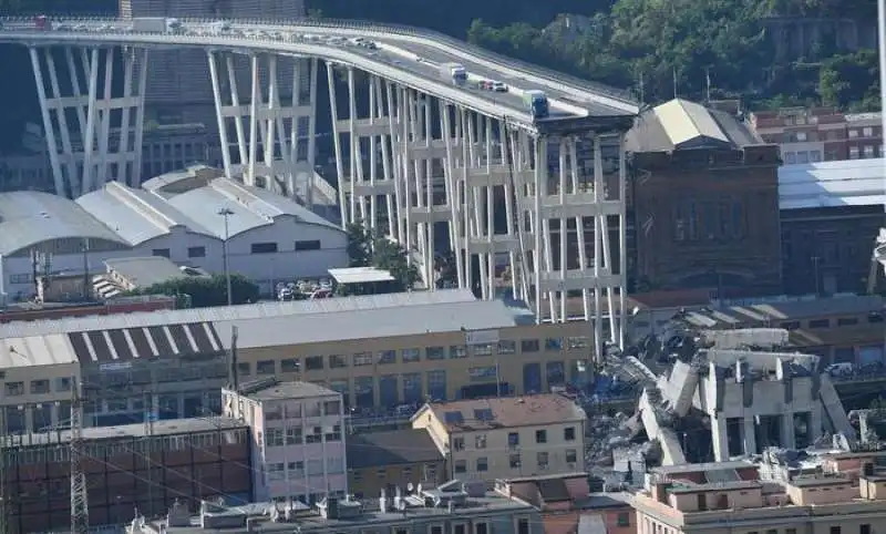 Crolla il ponte Morandi a Genova 