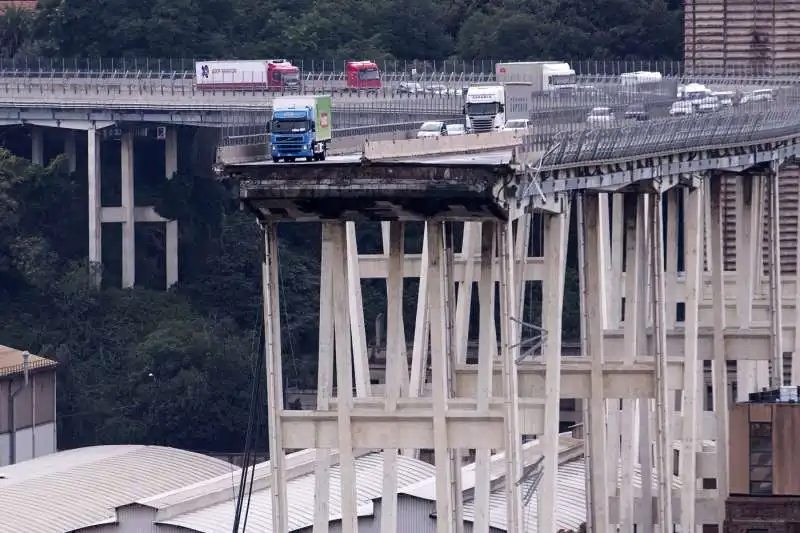 CROLLO DEL PONTE MORANDI A GENOVA