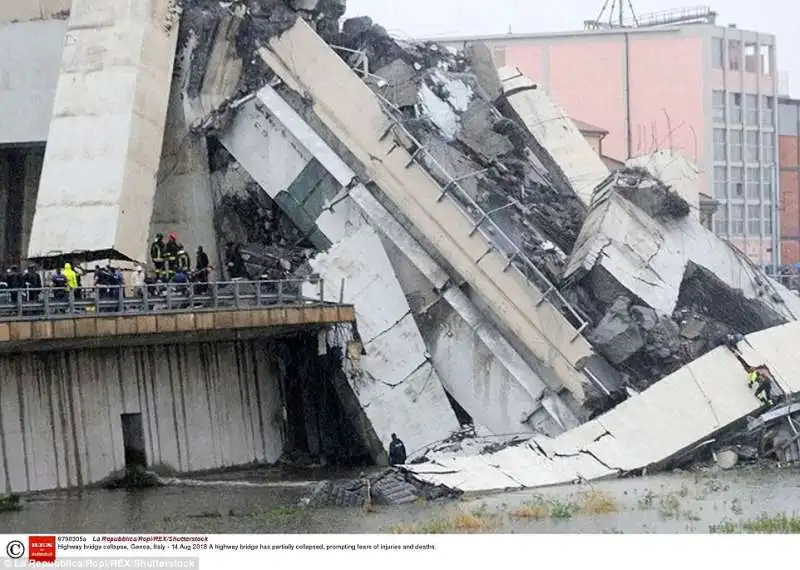 crollo ponte morandi genova 22