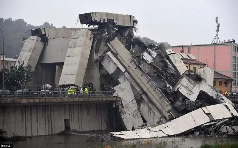 crollo ponte morandi genova 31