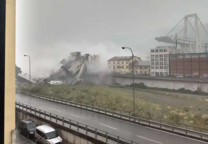 crollo ponte morandi genova 8