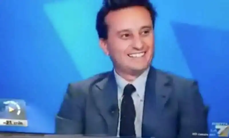 DAVID PARENZO BECCATO A RIDERE DURANTE UN SERVIZIO SUL DRAMMA DI GENOVA