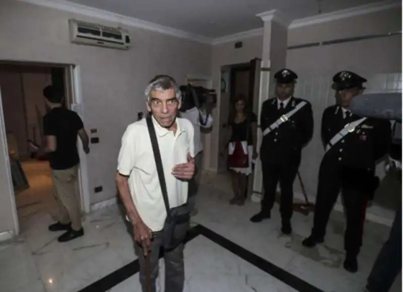 ernesto sanita' rientra nella sua casa estorta dai casamonica 11