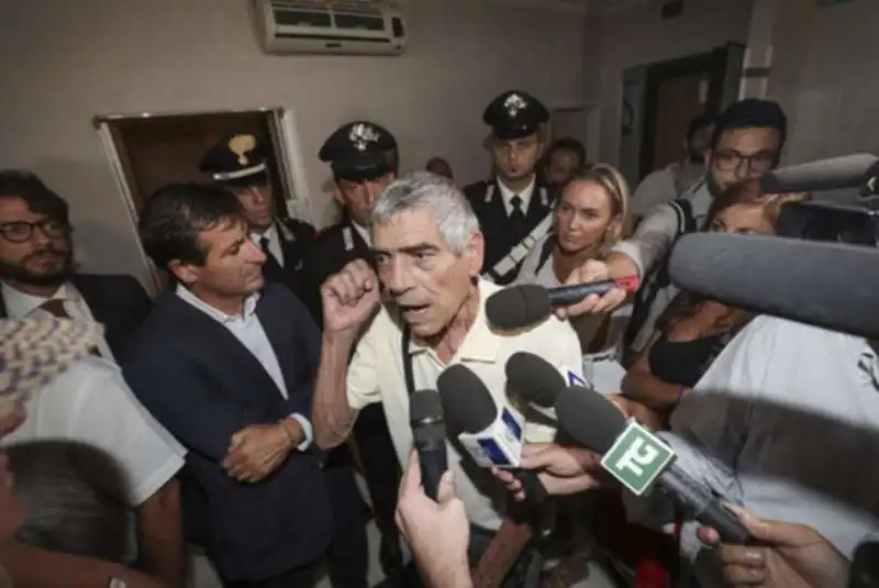 ernesto sanita' rientra nella sua casa estorta dai casamonica 9