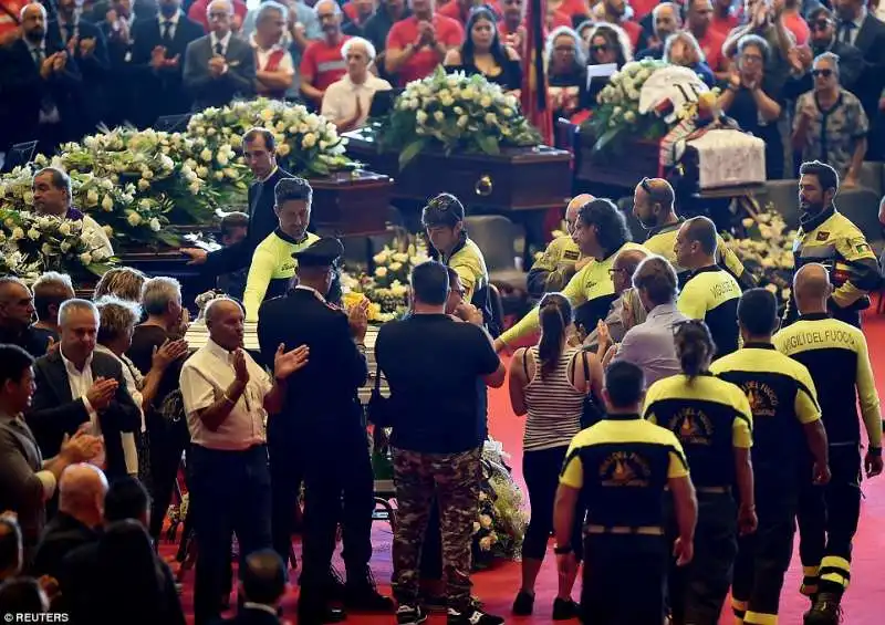 funerali per le vittime del crollo del ponte a genova