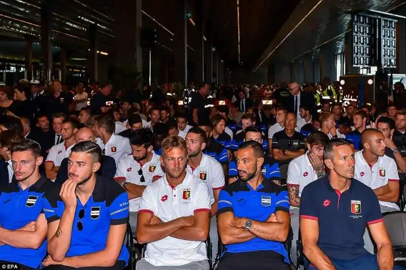 i giocatori di genoa e samp ai funerali per le vittime del crollo del ponte a genova