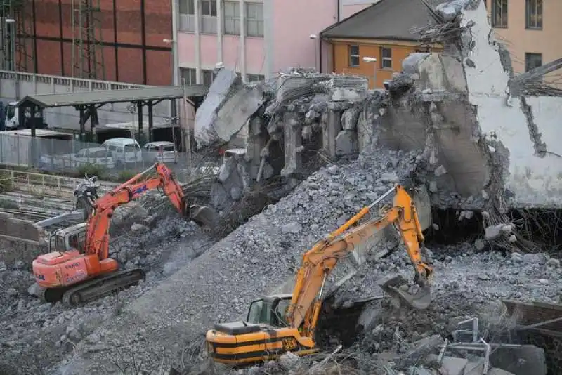 il crollo del ponte di genova   i lavori di soccorsi     