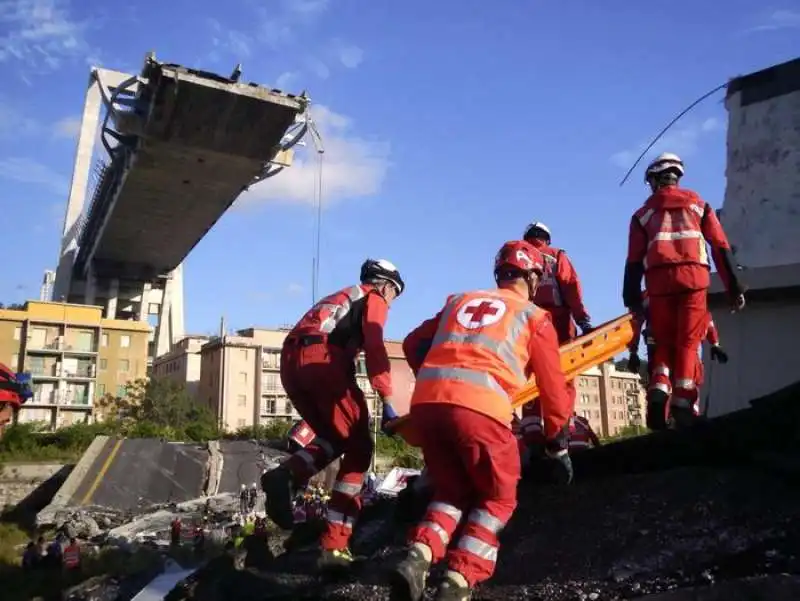 il crollo del ponte di genova   i lavori di soccorsi