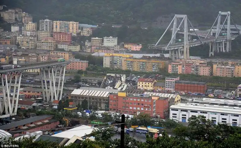 il crollo del ponte morandi a genova  