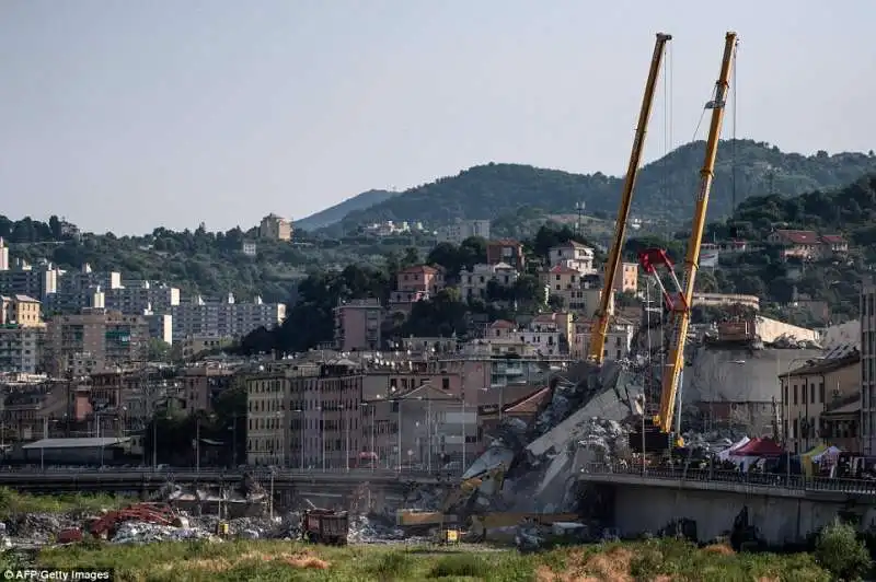 il crollo del ponte morandi a genova 