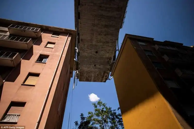 il ponte di genova e le case sottostanti     