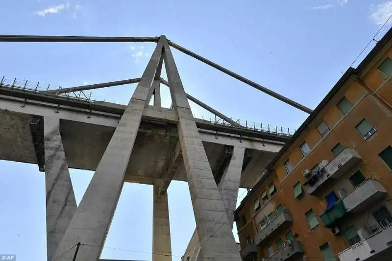 il ponte di genova e le case sottostanti   