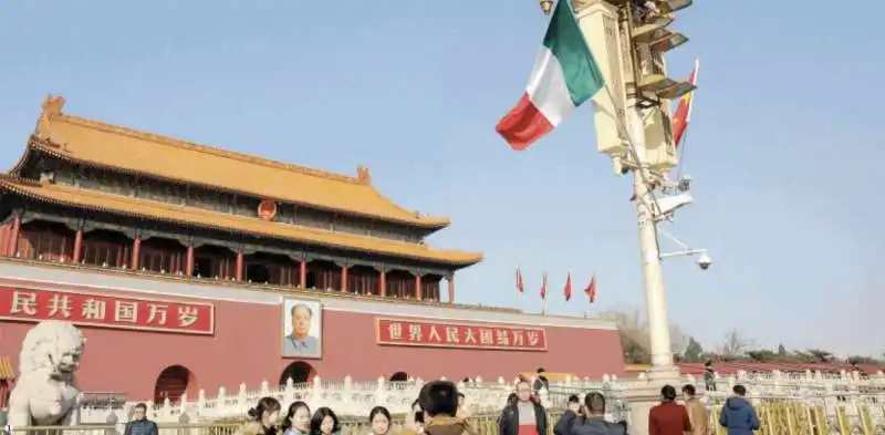 la bandiera italiana sventola in piazza tienanmen