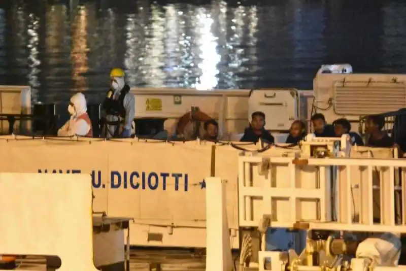 la nave diciotti a catania 0