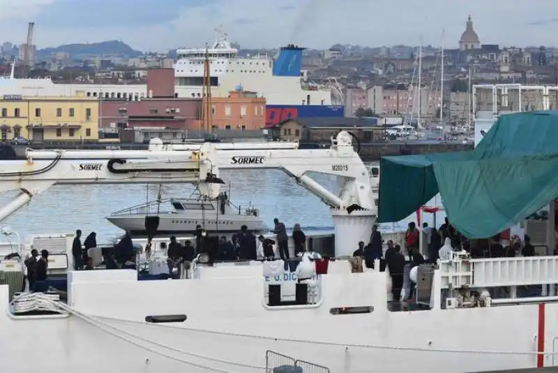 la nave diciotti a catania 1