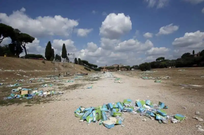 la spazzatura dei papa boys al circo massimo 32