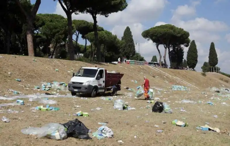 la spazzatura dei papa boys al circo massimo 50