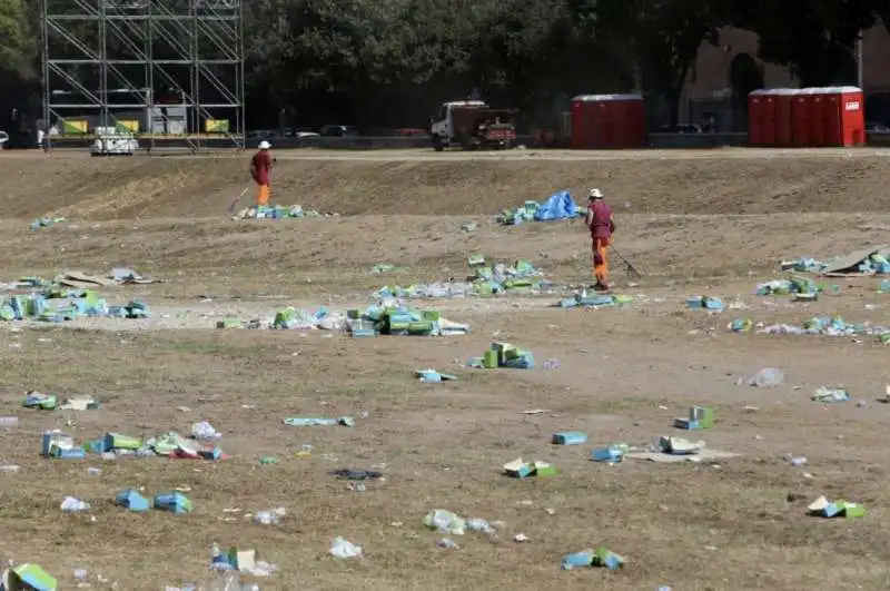 la spazzatura dei papa boys al circo massimo 52