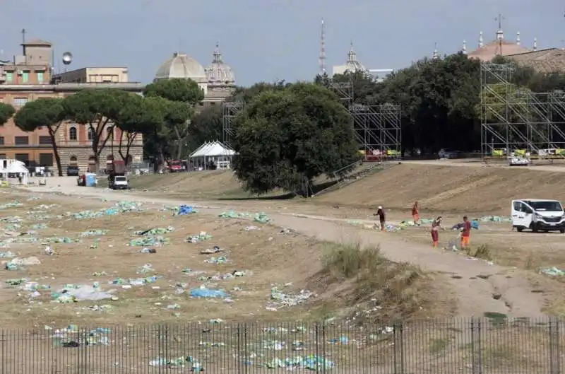 la spazzatura dei papa boys al circo massimo 55