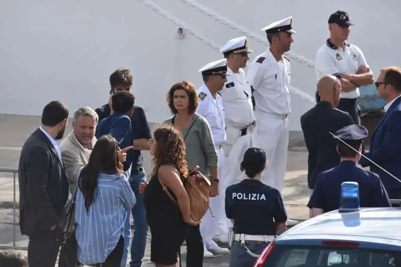 laura boldrini a bordo della diciotti 1