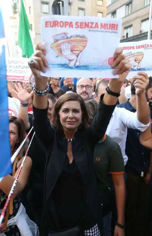 laura boldrini in piazza contro salvini e orban 1