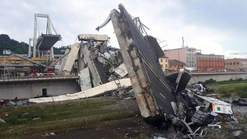 le macerie dopo il crollo del ponte morandi a genova