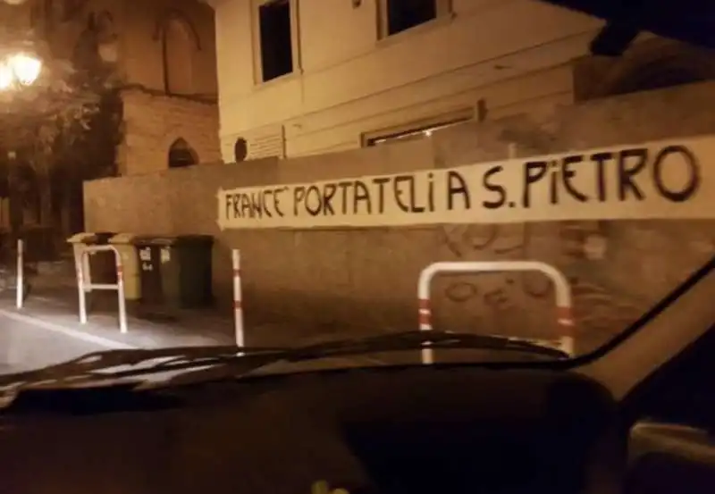 LO STRISCIONE CONTRO BERGOGLIO A ROCCA DI PAPA