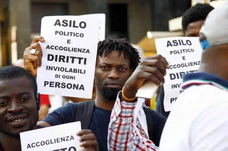 manifestazione a milano contro salvini e orban 12