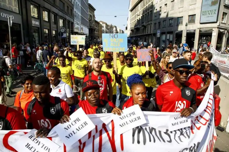 manifestazione a milano contro salvini e orban 14