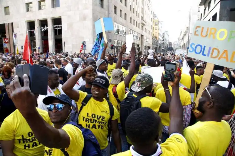 manifestazione a milano contro salvini e orban 15