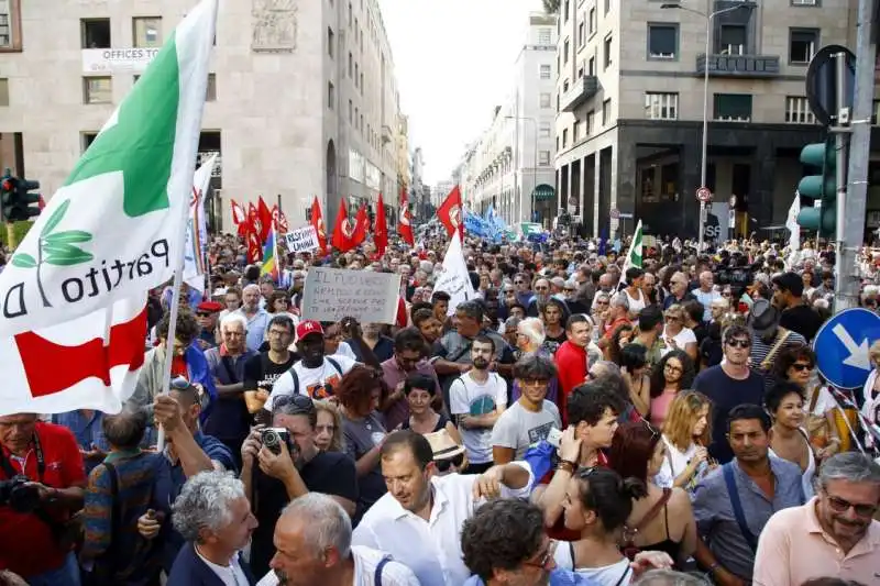 manifestazione a milano contro salvini e orban 17