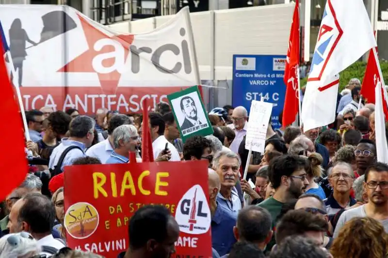 manifestazione a milano contro salvini e orban 18