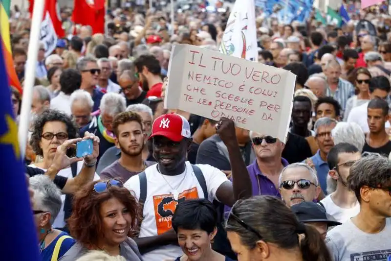 manifestazione a milano contro salvini e orban 19