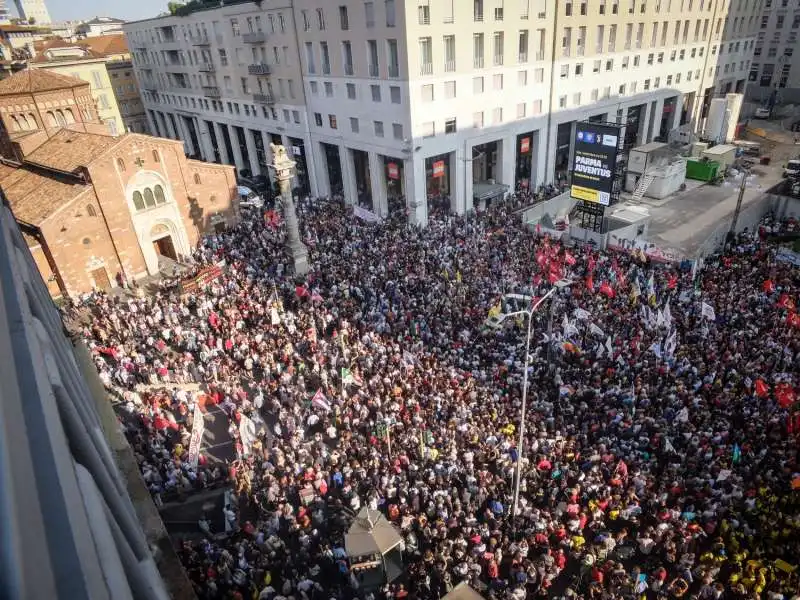 manifestazione a milano contro salvini e orban 24