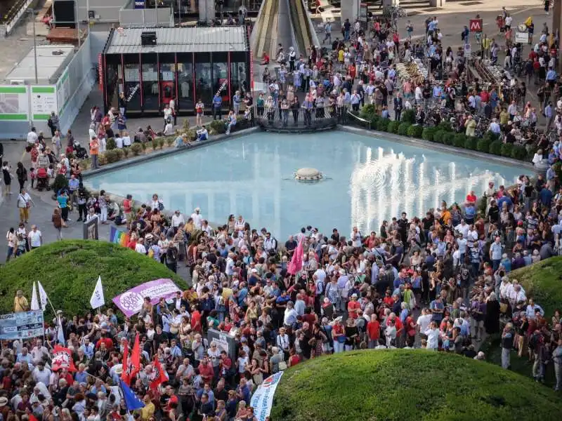 manifestazione a milano contro salvini e orban 27