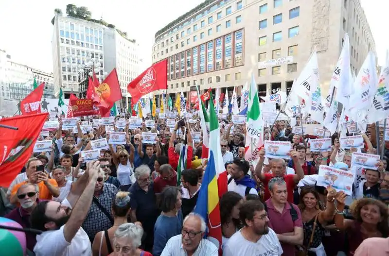 manifestazione a milano contro salvini e orban 32