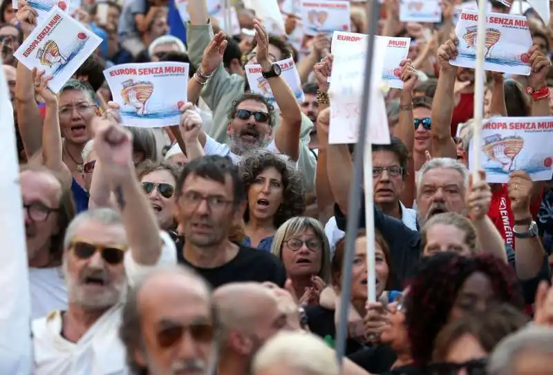 manifestazione a milano contro salvini e orban 34