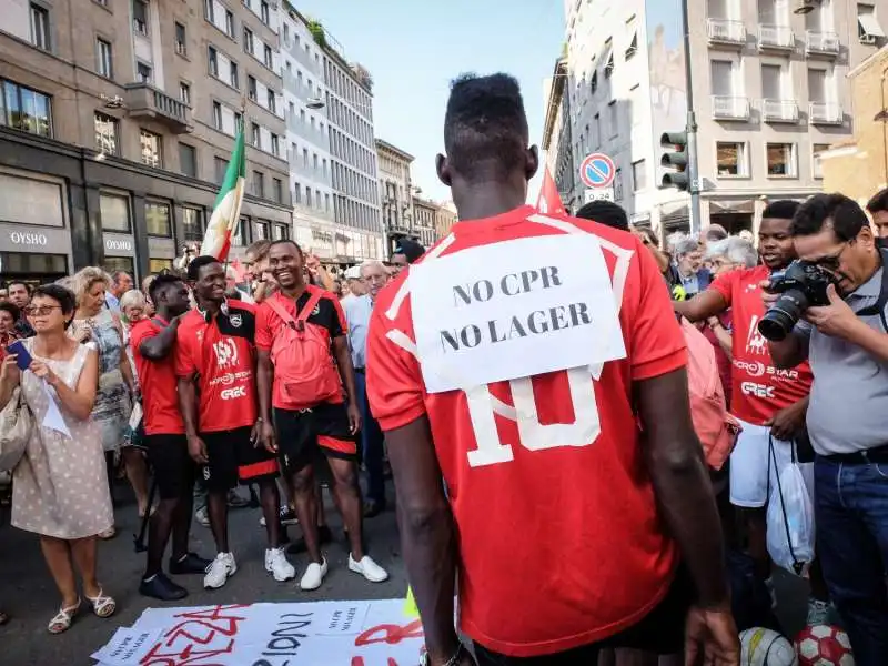 manifestazione a milano contro salvini e orban 5