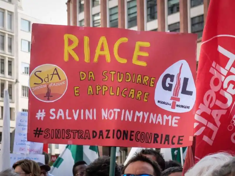 manifestazione a milano contro salvini e orban 8