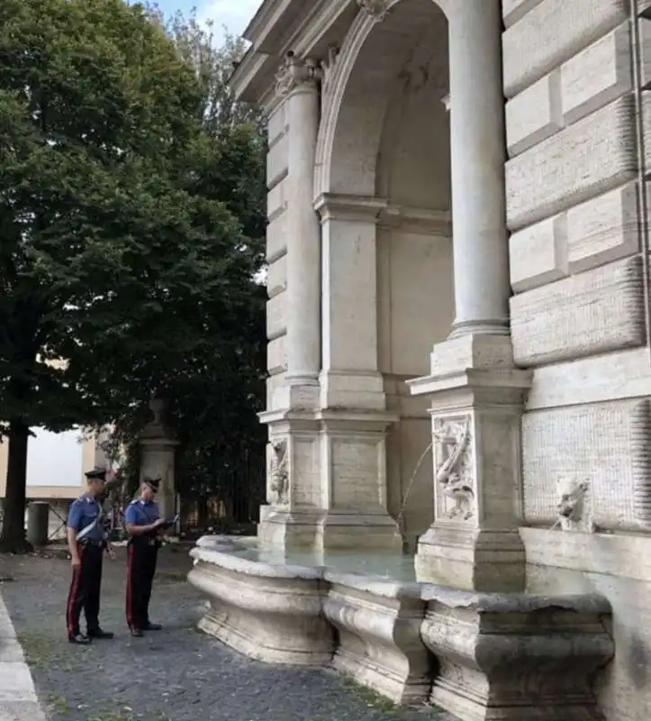 marocchino si fa il bagno nella fontana di piazza trilussa 2