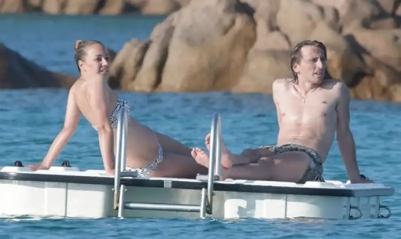 modric con la moglie in sardegna