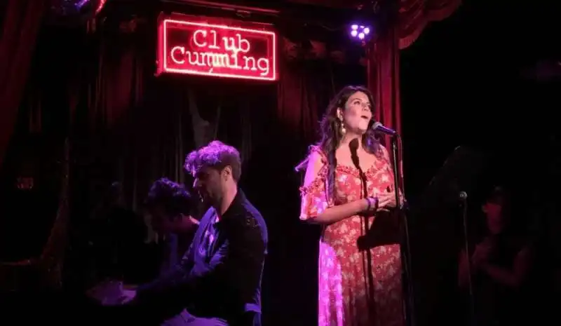 MONICA LEWINSKY CANTA IN UN BAR DI NEW YORK