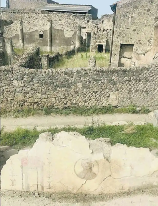 POMPEI - PARETE CON IL TONDO DELLA MATRONA LUNGO VIA DEL VESUVIO