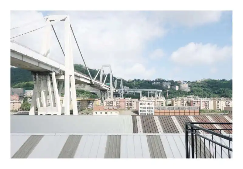 ponte morandi a genova foto di tob waylan 