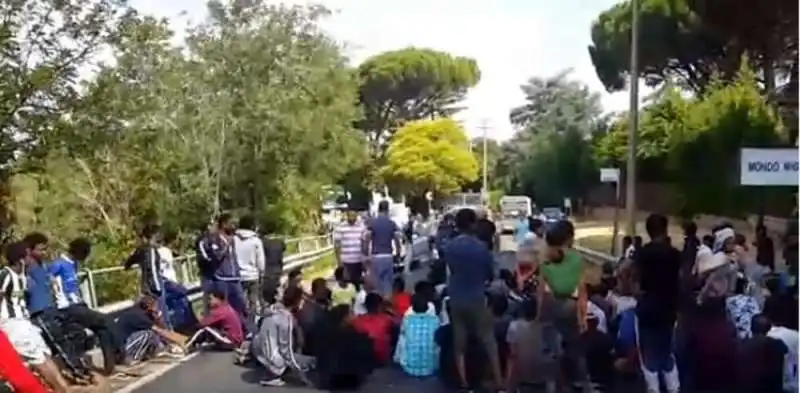 protesta a mondo  migliore centro  di accoglienza rocca di papa