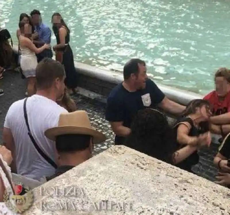 rissa per un selfie fontana di trevi 2