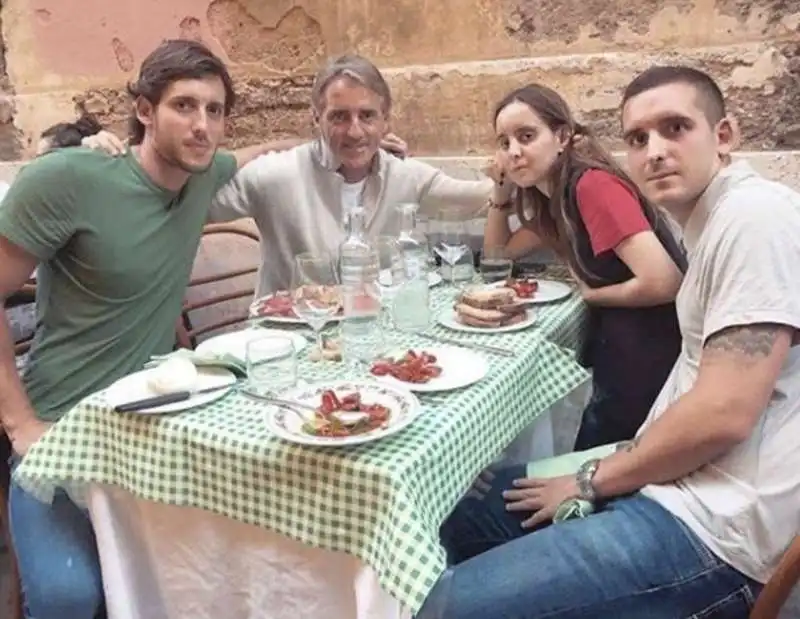 roberto mancini con i figli filippo andrea e camilla